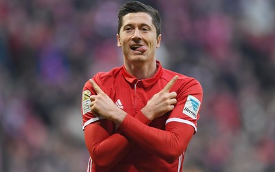 中欧电竞动态-于帕梅卡诺被莱万打爆